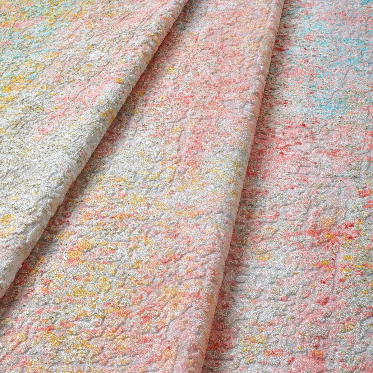 Dettaglio ondulato del tappeto Fiorith bouclé 3D con sfumature rosa corallo, azzurro e avorio.