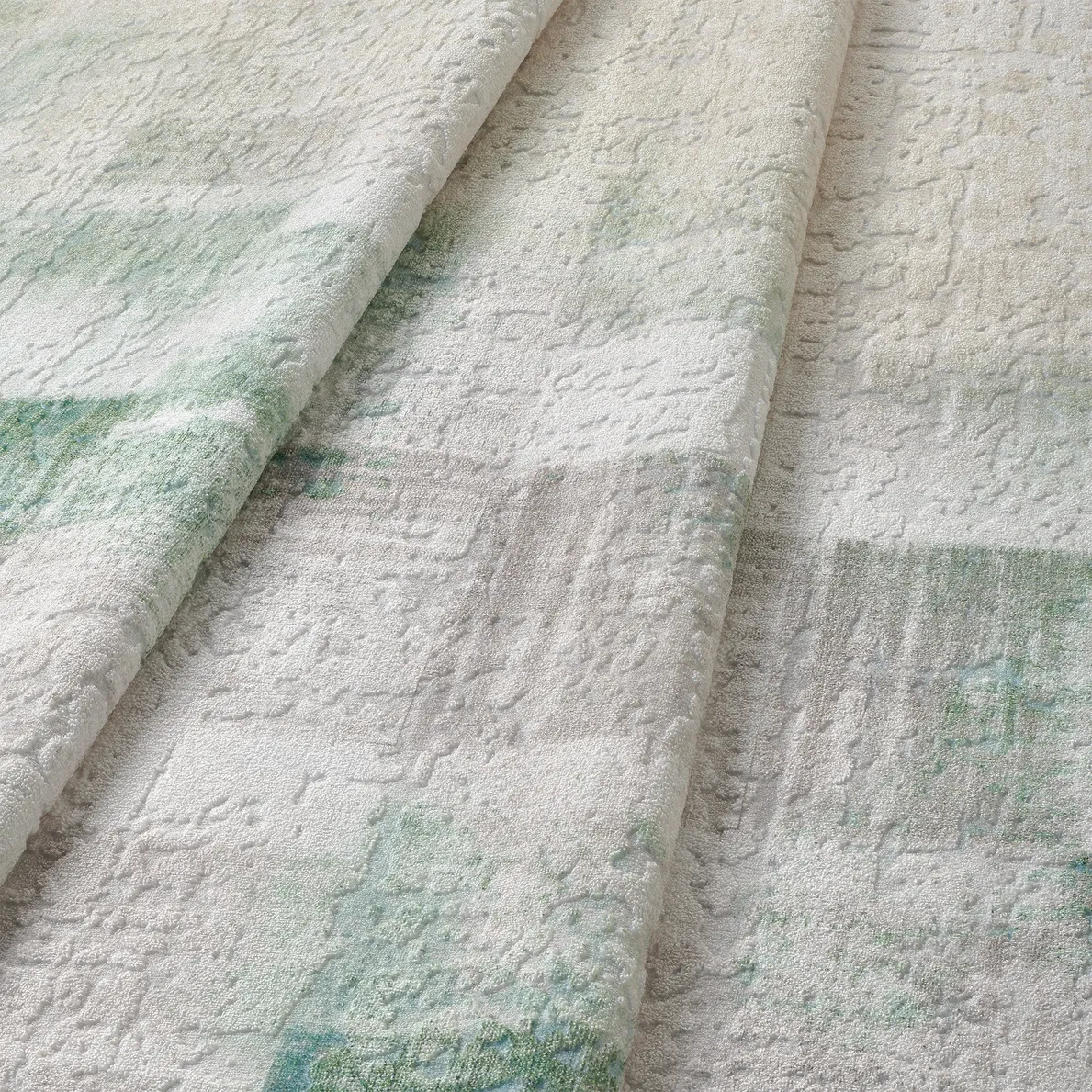 Dettaglio onda del tappeto Martin LtGreen bouclé 3D con rilievo salvia e avorio.