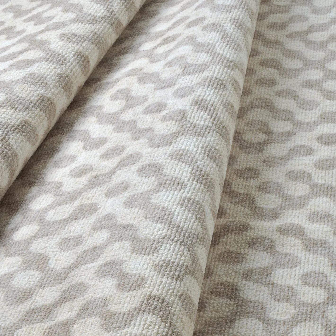 Dettaglio onda del tappeto Haral in pelo taftato, rilievo morbido e compatto.