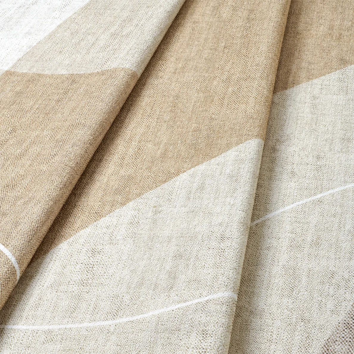 Dettaglio onda del tappeto Dunis, forme morbide sovrapposte nei toni beige e panna con linea sottile bianca.