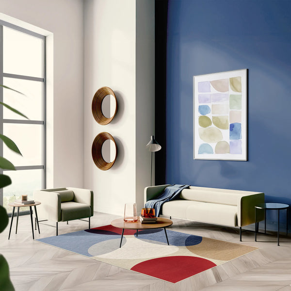 Tappeto Nayra 200x290 cm con pattern astratto multicolore, ambientato in soggiorno moderno.