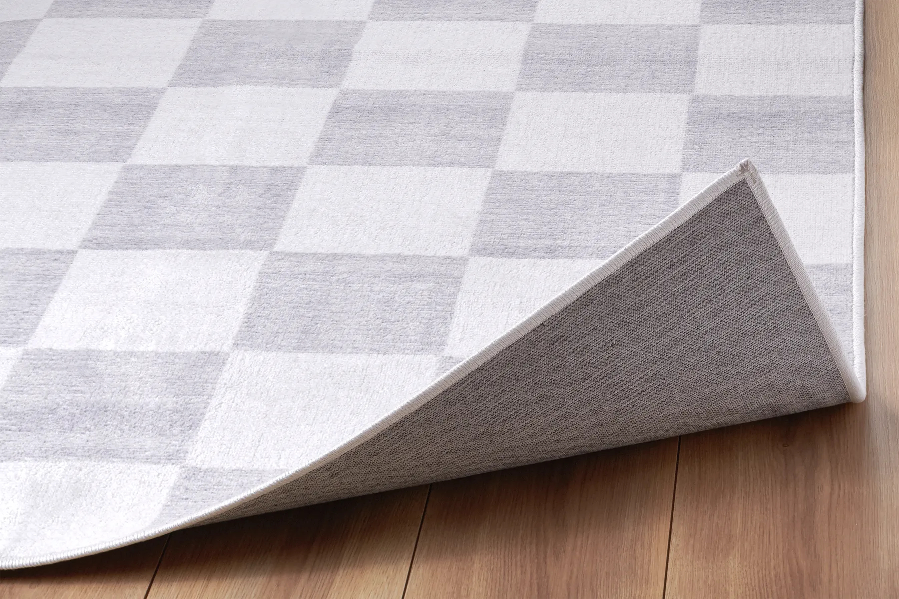 Angolo del tappeto Jack LtGrey in pelo taftato con bordo rifinito e retro antiscivolo a trama puntinata.