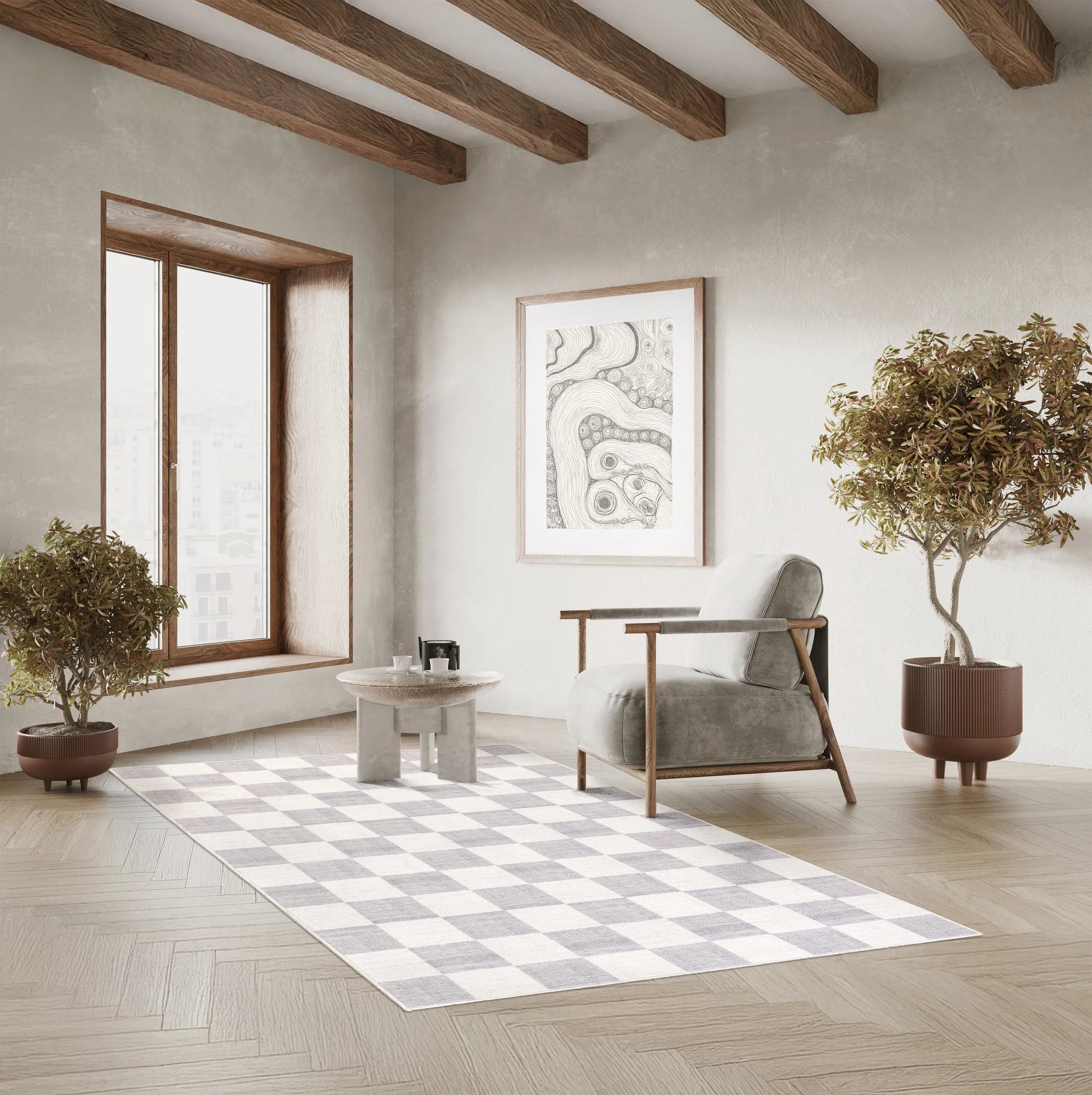 Tappeto Jack LtGrey 160×230 cm in angolo lettura con poltrona chiara, tavolino tondo, piante alte e soffitto con travi in legno.