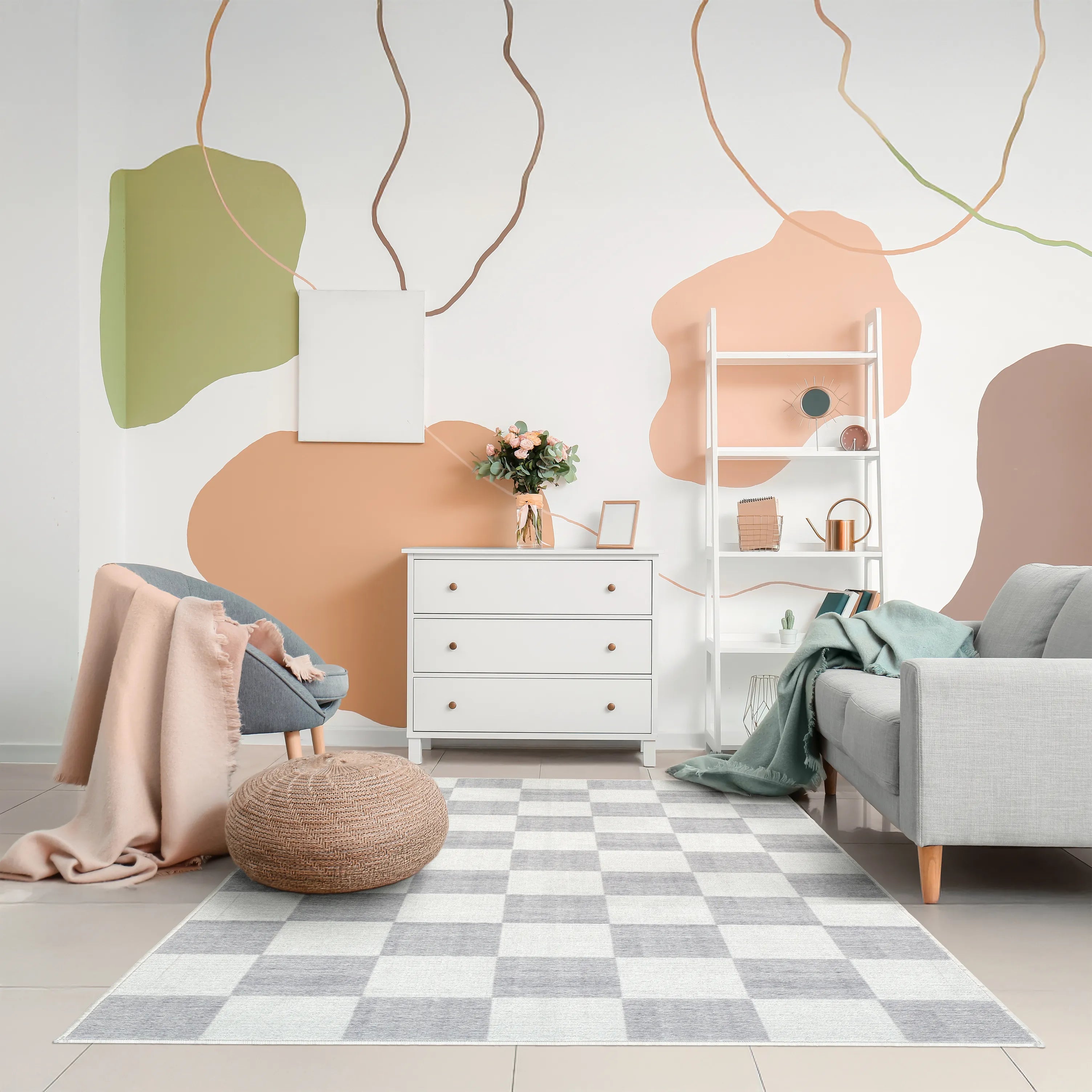 Tappeto Jack LtGrey 130×190 cm in living con divano grigio, poltrona chiara e pouf.