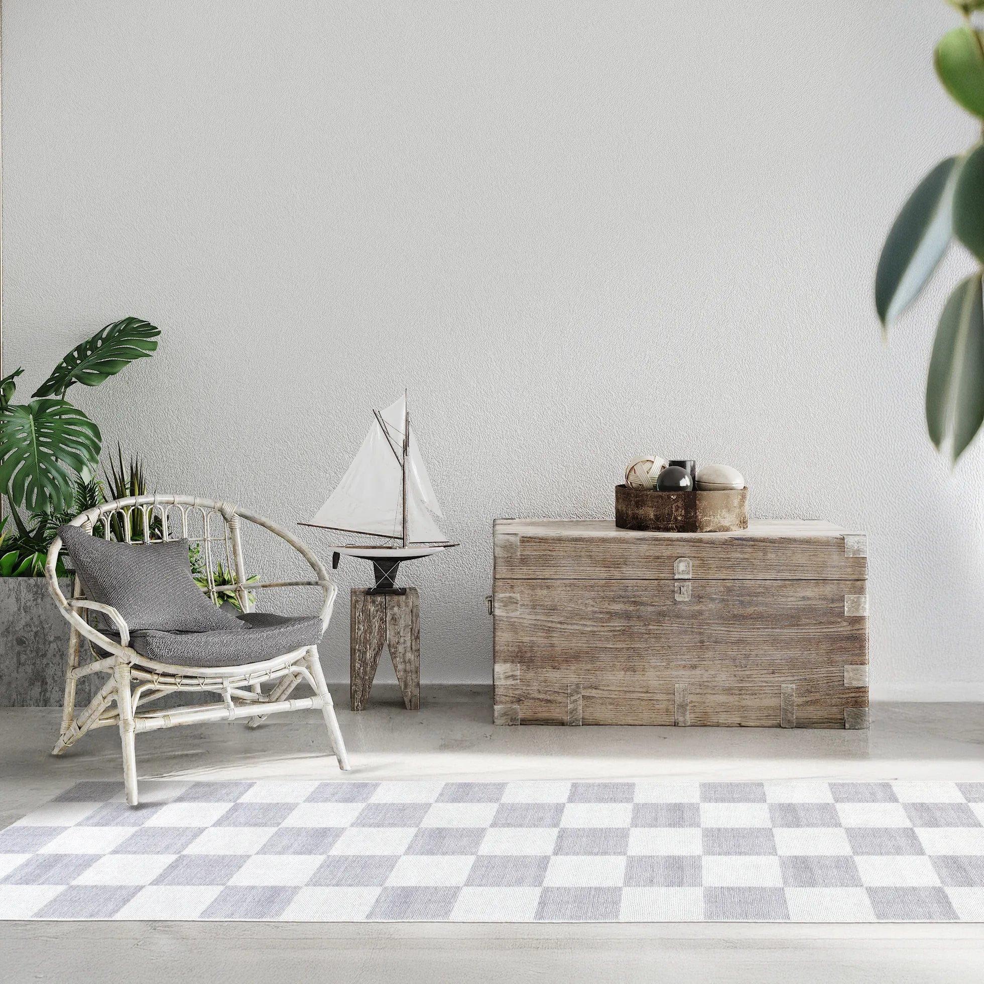 Tappeto Jack LtGrey 80×250 cm in corridoio con panca in legno, sedia intrecciata e decorazioni in stile costiero.