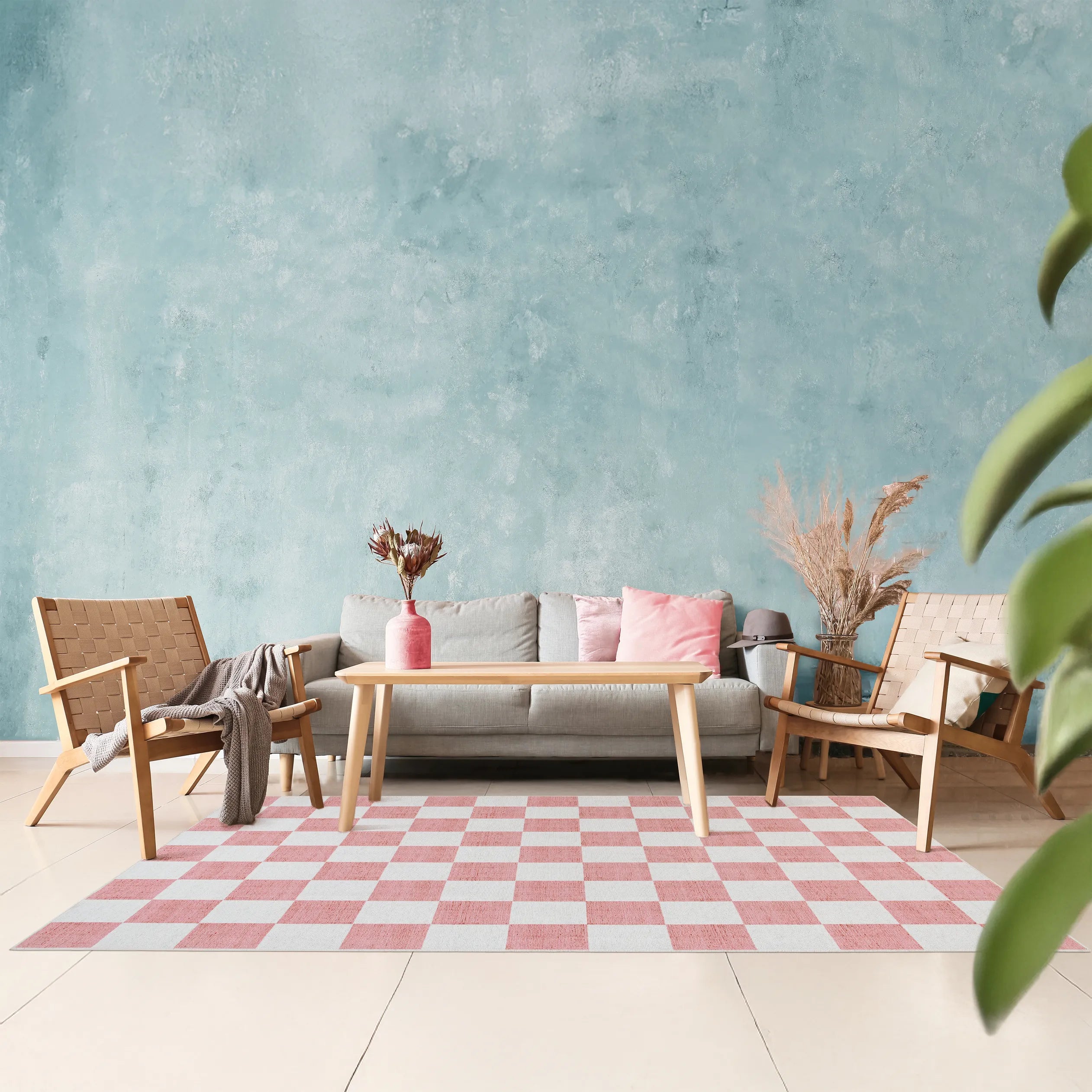 Tappeto Jack LtRose 200×290 cm in soggiorno con parete verde petrolio, divano grigio, poltrone in legno chiaro e dettagli decorativi rosa.