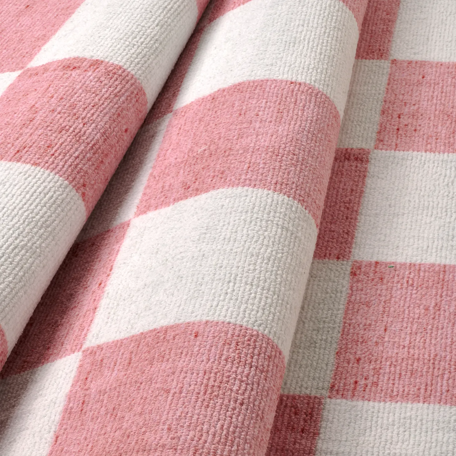 Dettaglio onda del tappeto Jack LtRose in pelo taftato, superficie morbida effetto velluto nei toni rosa cipria e crema.