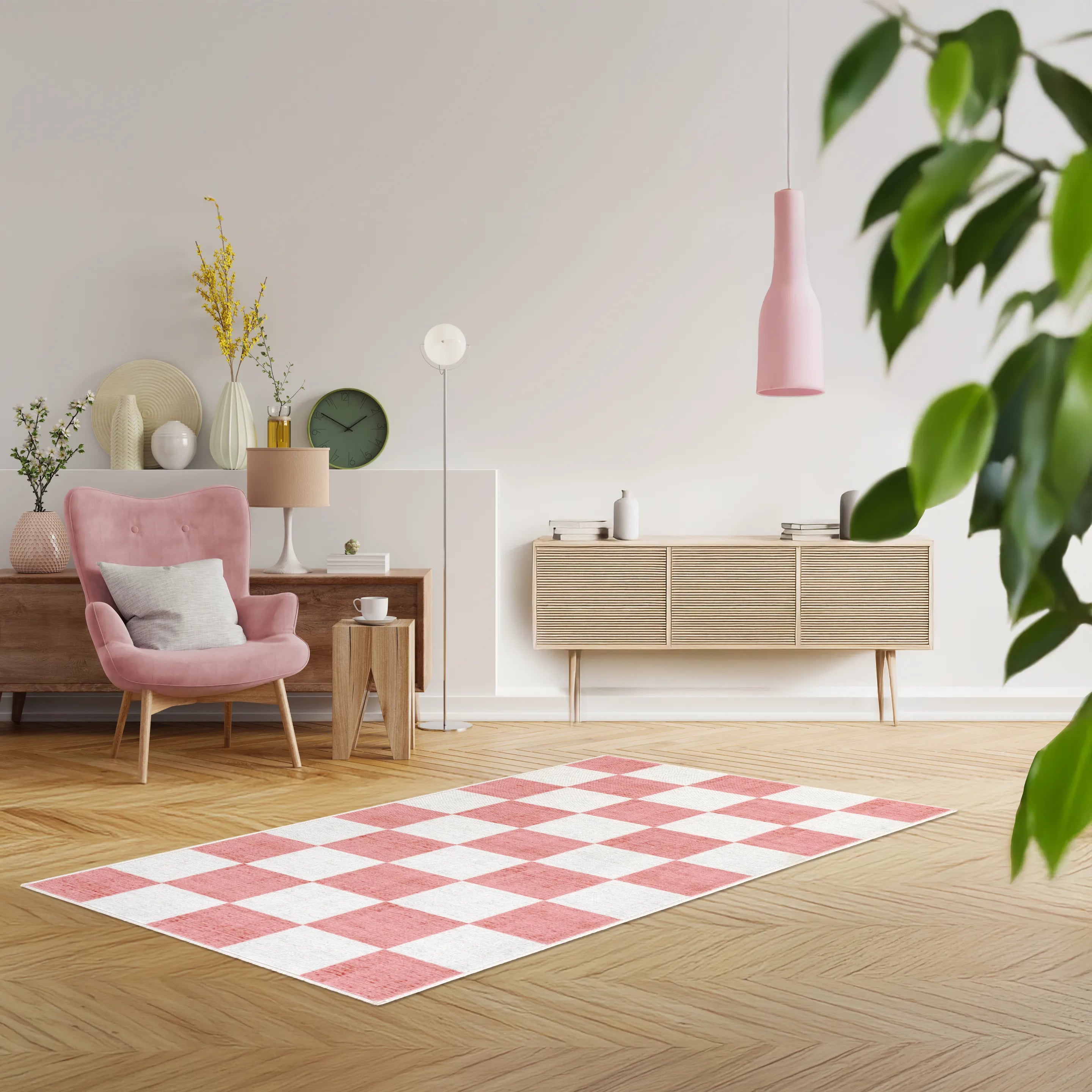 Tappeto Jack LtRose 80×150 cm accanto a letto matrimoniale con biancheria chiara, camera dal mood delicato e romantico.