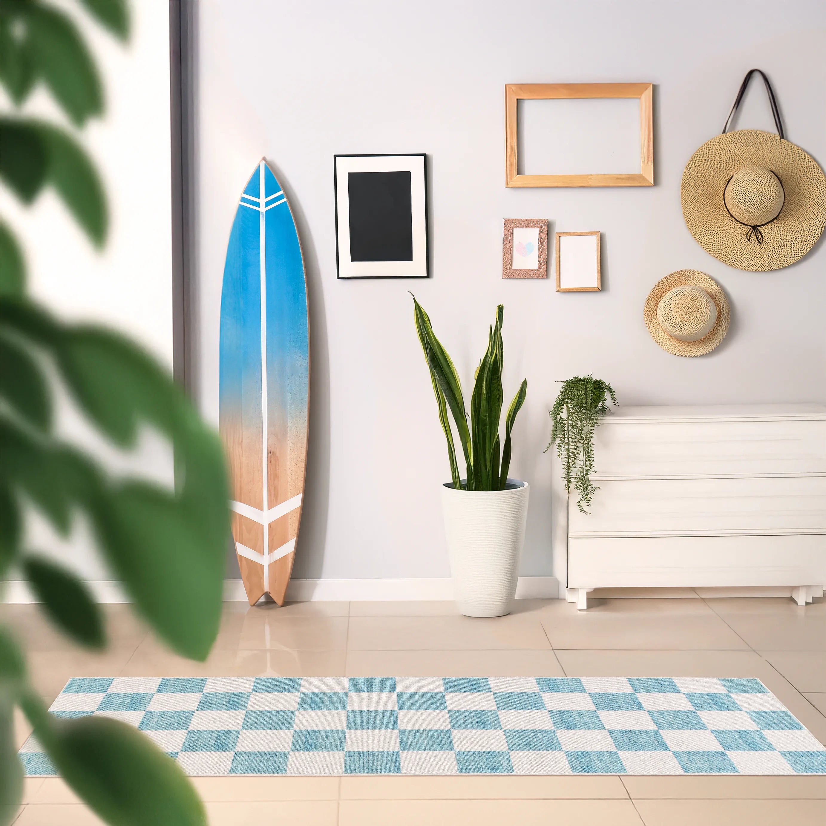 Tappeto Jack Mint 80×250 cm in corridoio con mobili bianchi e piante in vaso.