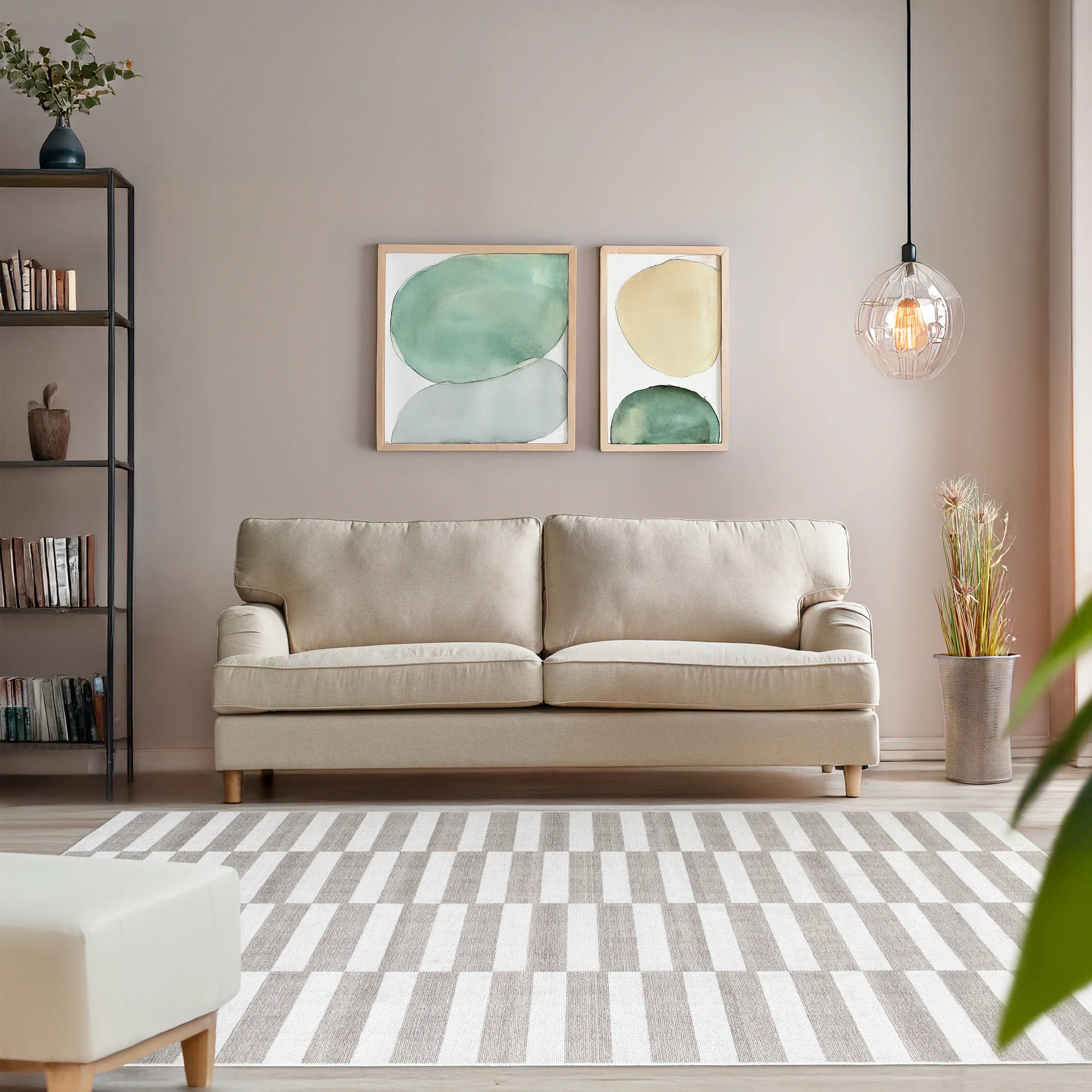 Tappeto Strider Grey 200×290 cm in soggiorno moderno con divano chiaro e pavimento in legno naturale.