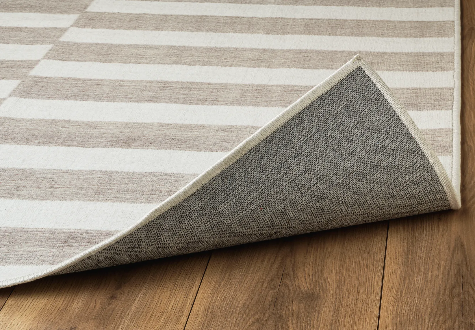 Angolo del tappeto Strider Grey in pelo taftato con bordo rifinito e retro antiscivolo.