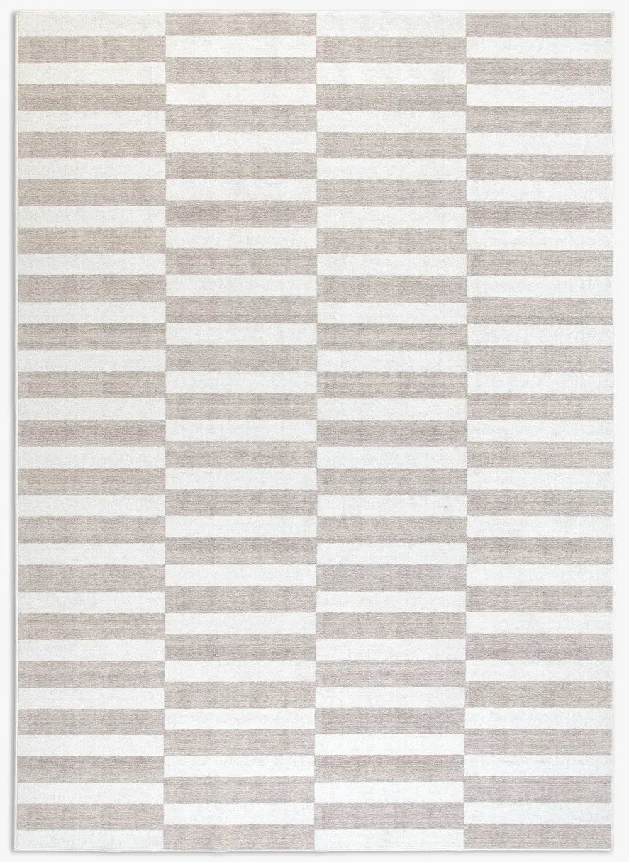Tappeto Strider Grey 200×290 cm in pelo taftato, righe orizzontali regolari nei toni beige sabbia e panna visto dall’alto.