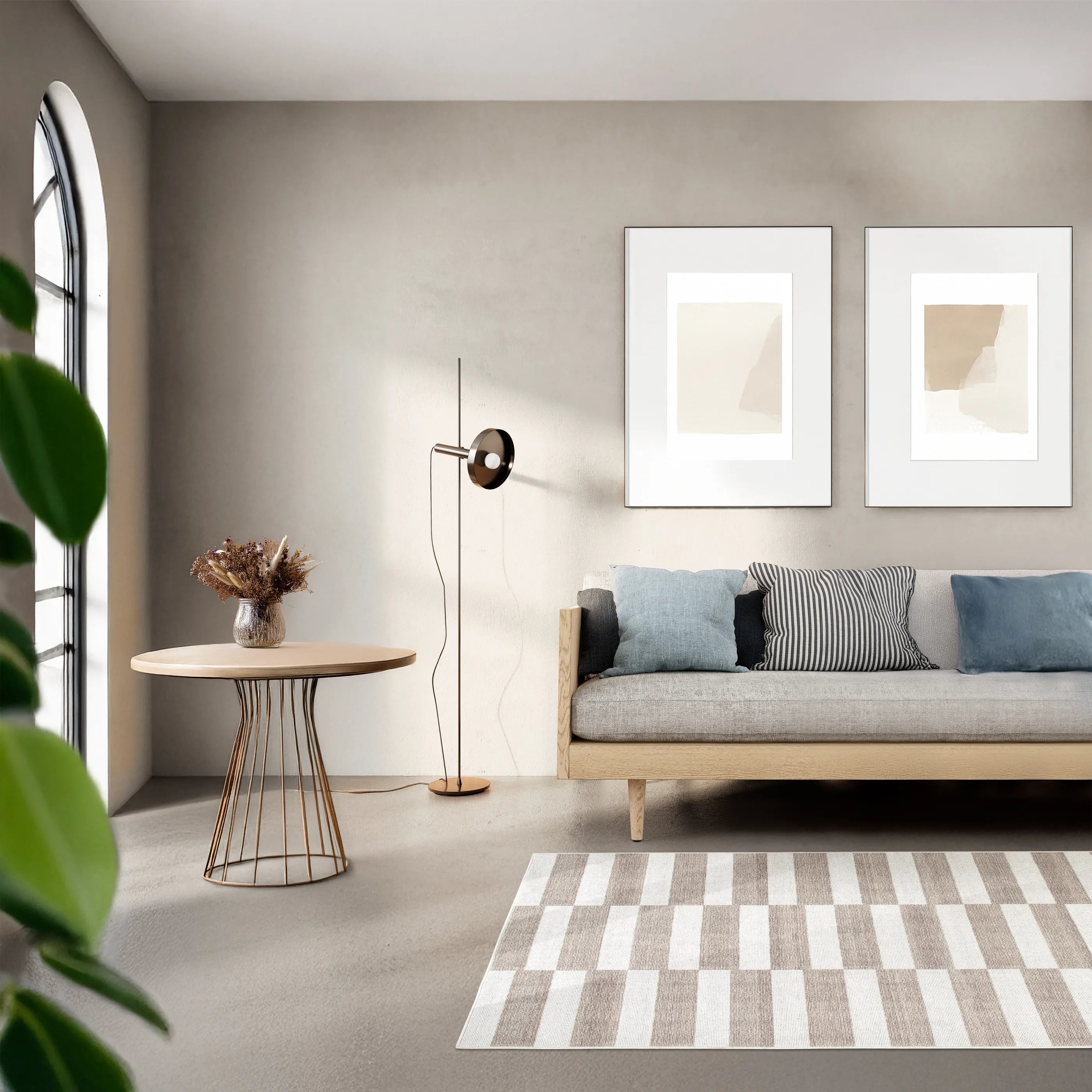 Tappeto Strider Grey 160×230 cm in living luminoso con arredi neutri, pareti chiare e piante decorative.