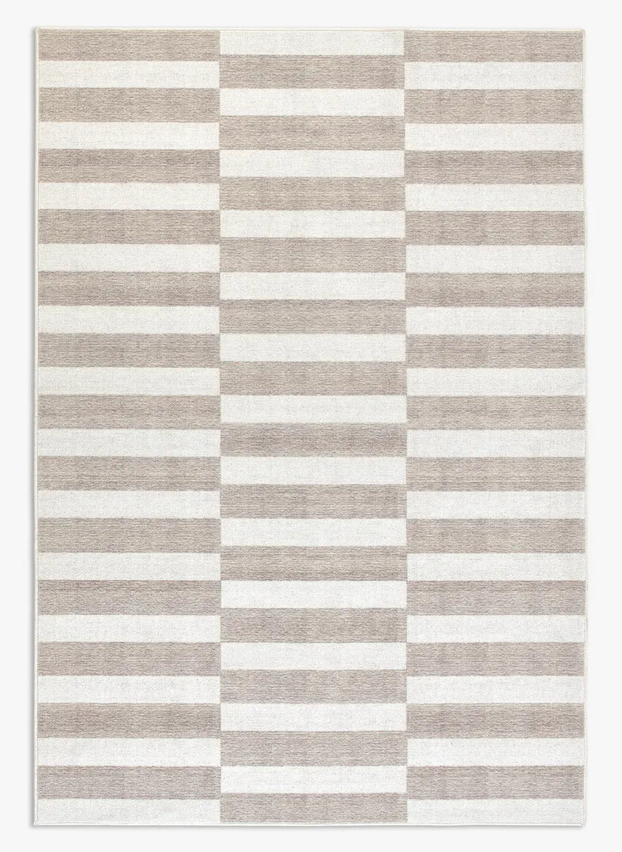 Tappeto Strider Grey 160×230 cm in pelo taftato, pattern a righe orizzontali tono su tono beige e panna visto dall’alto.