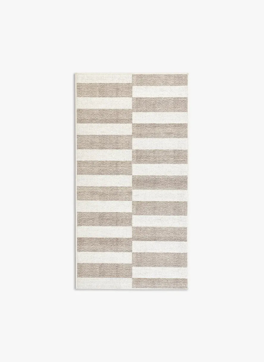 Tappeto Strider Grey 80×150 cm in pelo taftato, righe orizzontali alternate beige e panna visto dall’alto.