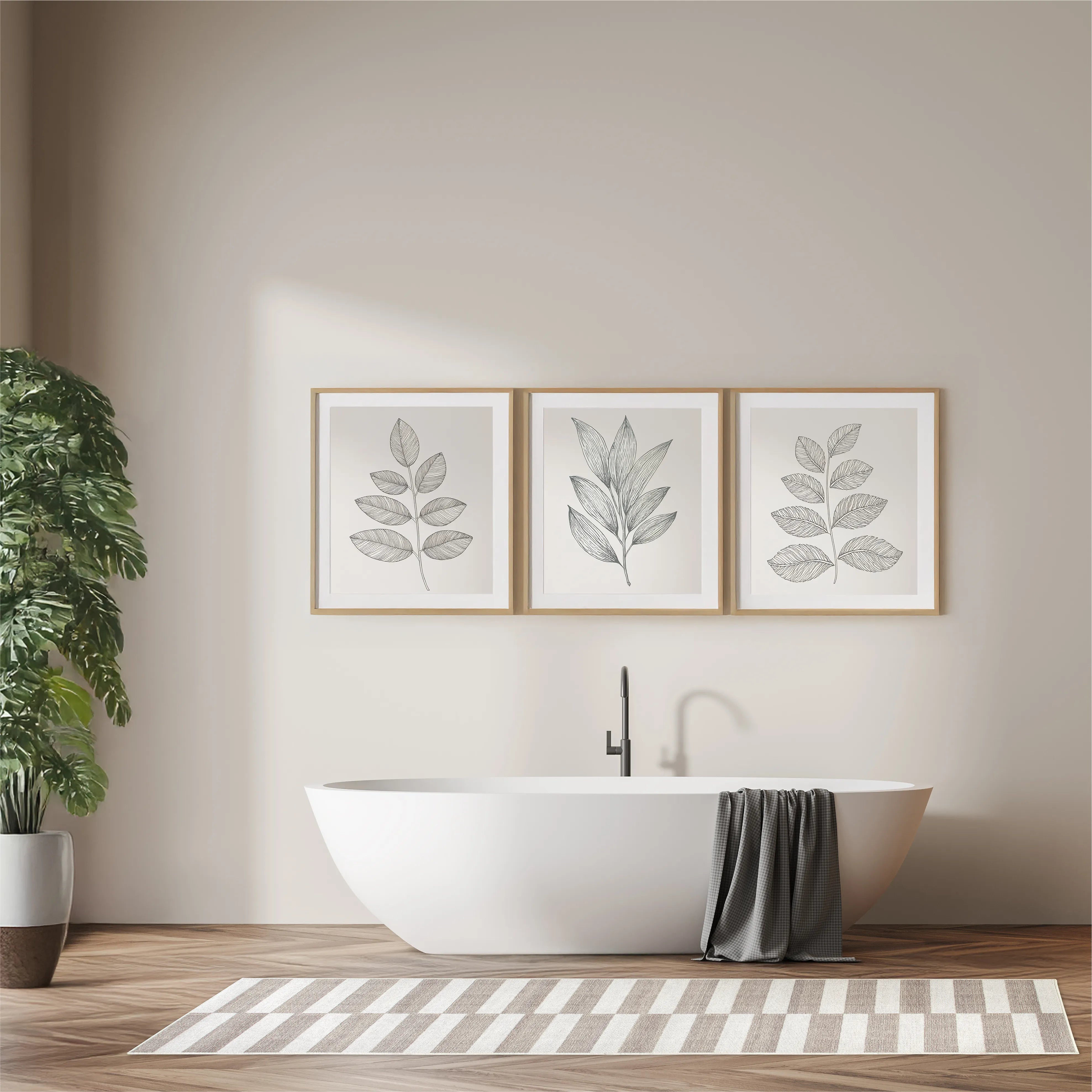 Tappeto Strider Grey 80×250 in bagno minimal con vasca stand-free. Pareti neutre con quadri e pianta decorativa.
