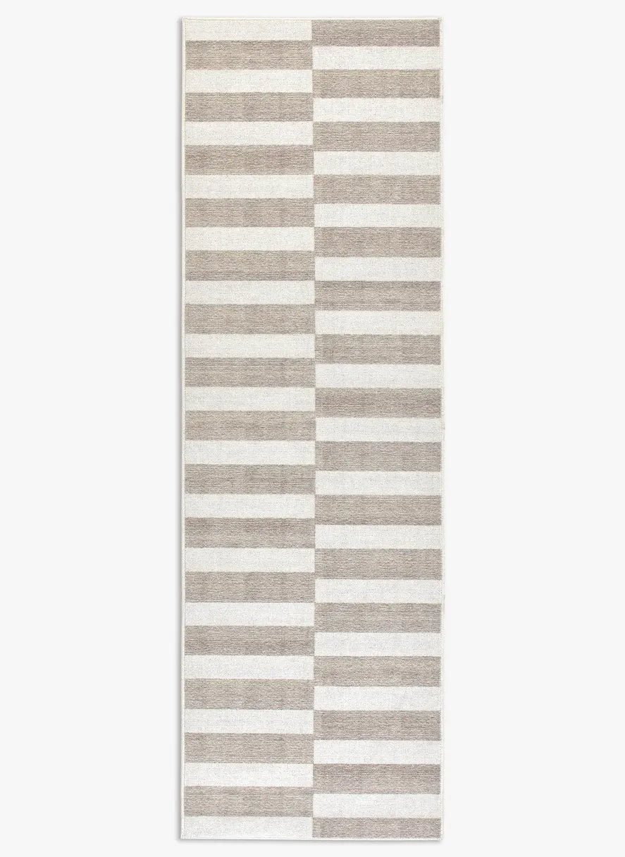 Tappeto Strider Grey oak 80×250 cm in pelo taftato, righe orizzontali allungate nei toni beige sabbia e crema visto dall’alto.