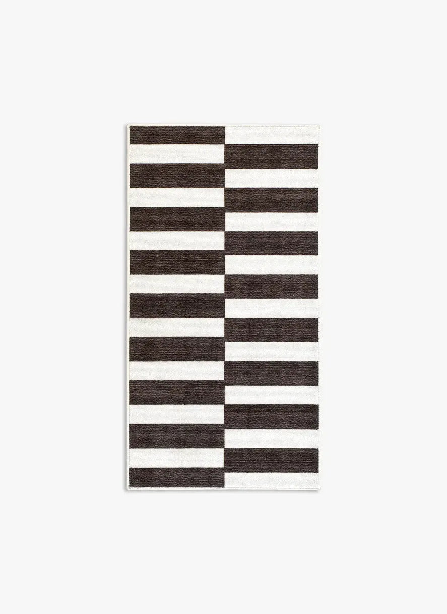 Tappeto Strider Black 80×150 cm in pelo taftato, pattern fitto a righe orizzontali alternate nere e panna, visto dall’alto.