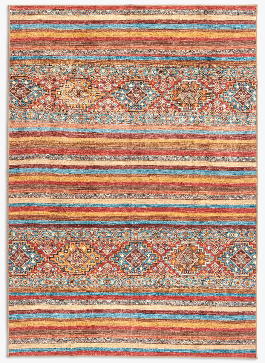 Tappeto Azmeo 200X290 cm visto dall’alto, con motivi etnici e bande decorative nei toni terracotta, beige e azzurro.