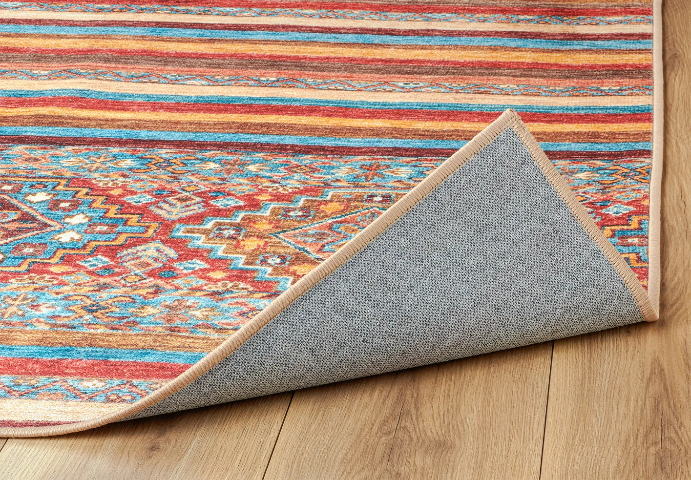 Dettaglio angolo del tappeto Azmeo con bordo rifinito e base antiscivolo.