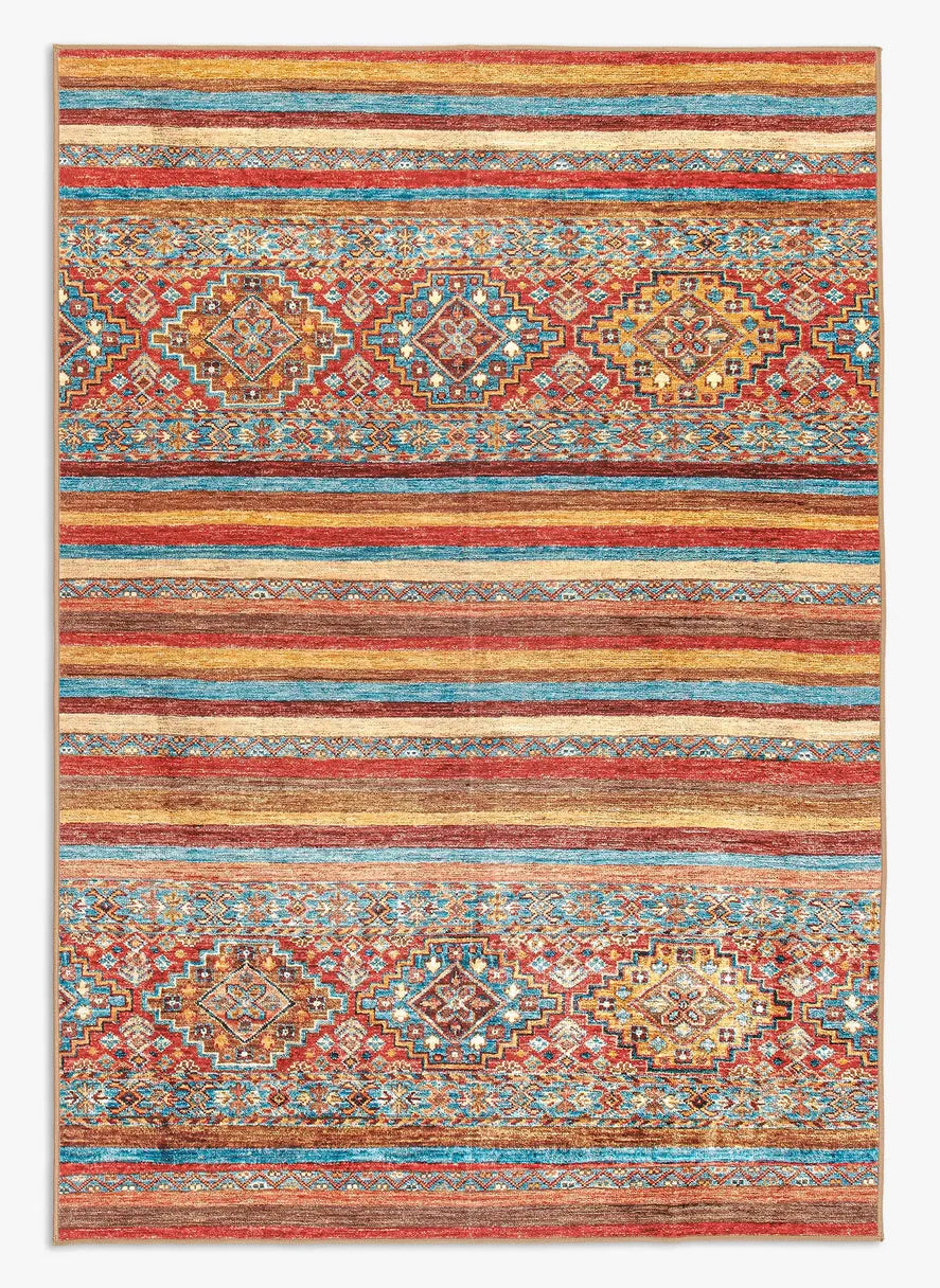 Tappeto Azmeo 160x230 cm visto dall’alto, con motivi etnici e bande decorative nei toni terracotta, beige e azzurro.