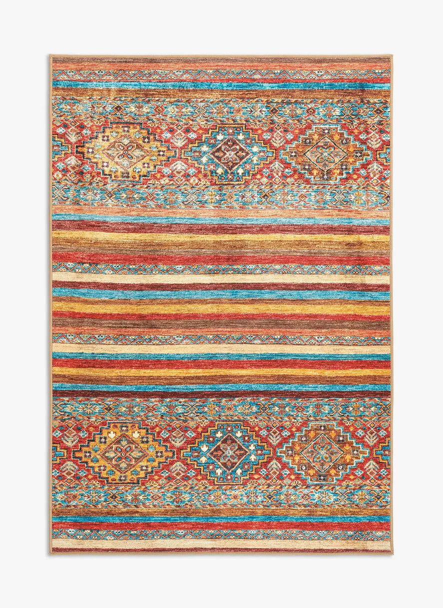 Tappeto Azmeo 130x190 cm visto dall’alto, con motivi etnici e bande decorative nei toni terracotta, beige e azzurro.