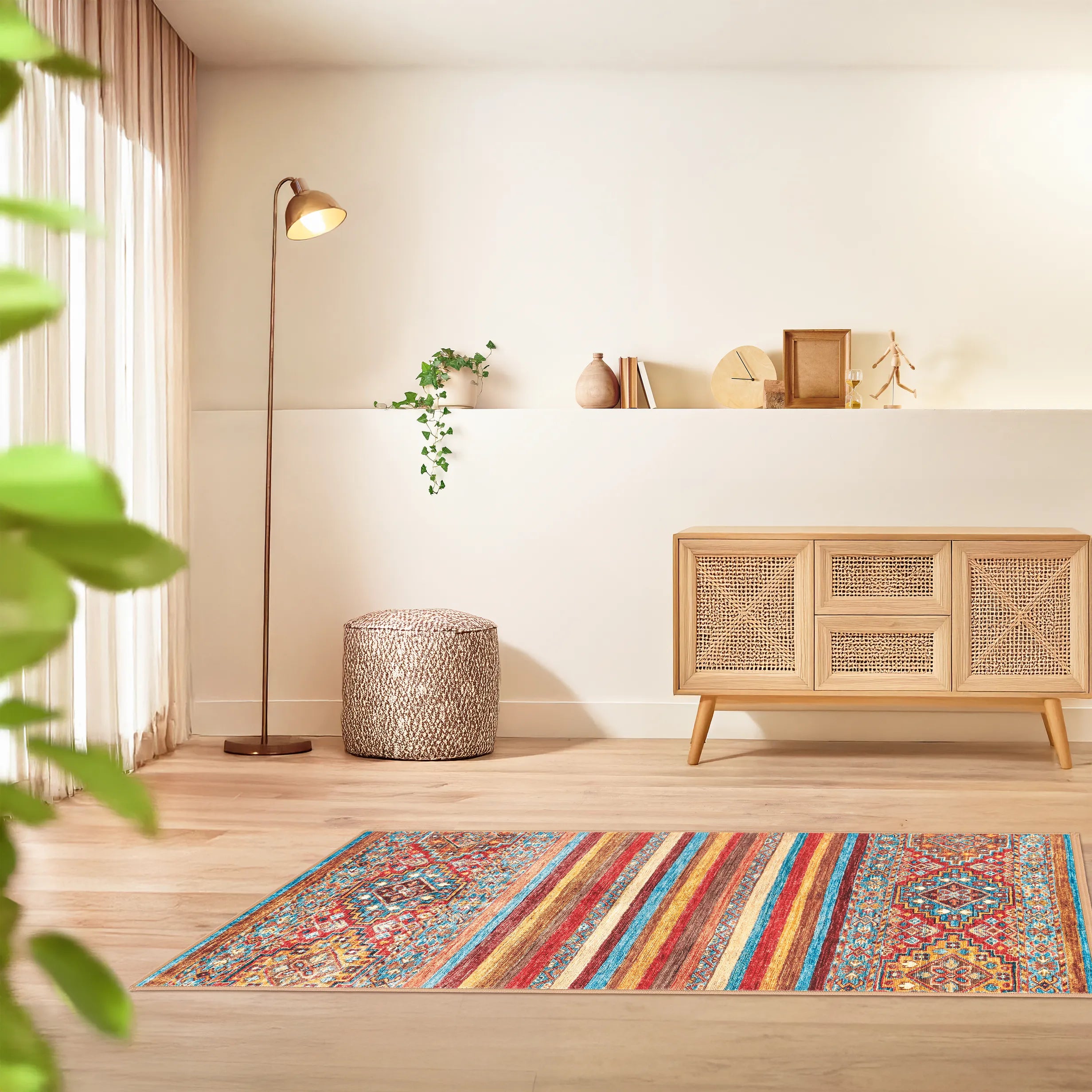 Tappeto Azmeo 80x150 cm ambientato in soggiorno moderno, con motivi etnici e bande decorative nei toni terracotta, beige e azzurro.