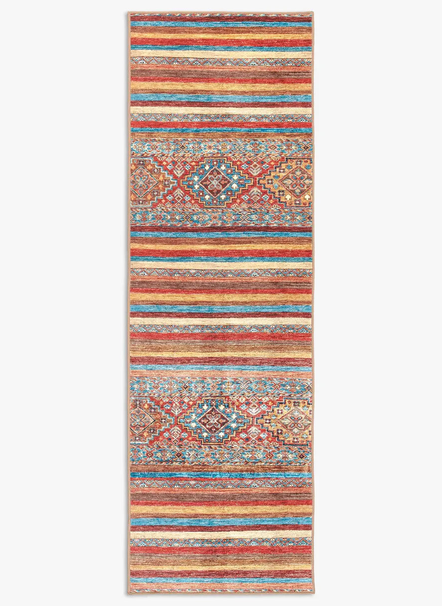 Tappeto Azmeo 80x250 cm visto dall’alto, con motivi etnici e bande decorative nei toni terracotta, beige e azzurro.