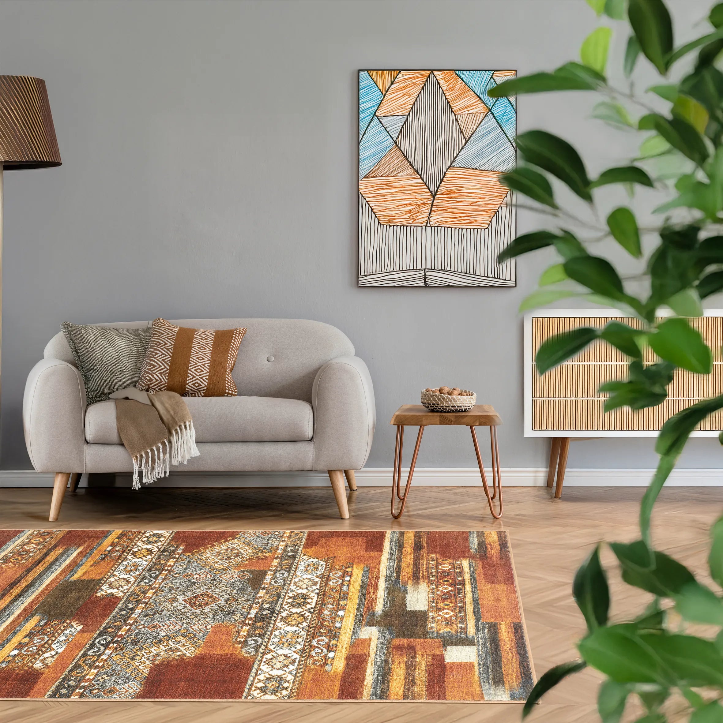 Tappeto Myfar 130x190 cm in ambiente contemporaneo, con motivi etnici e palette calda e avvolgente.