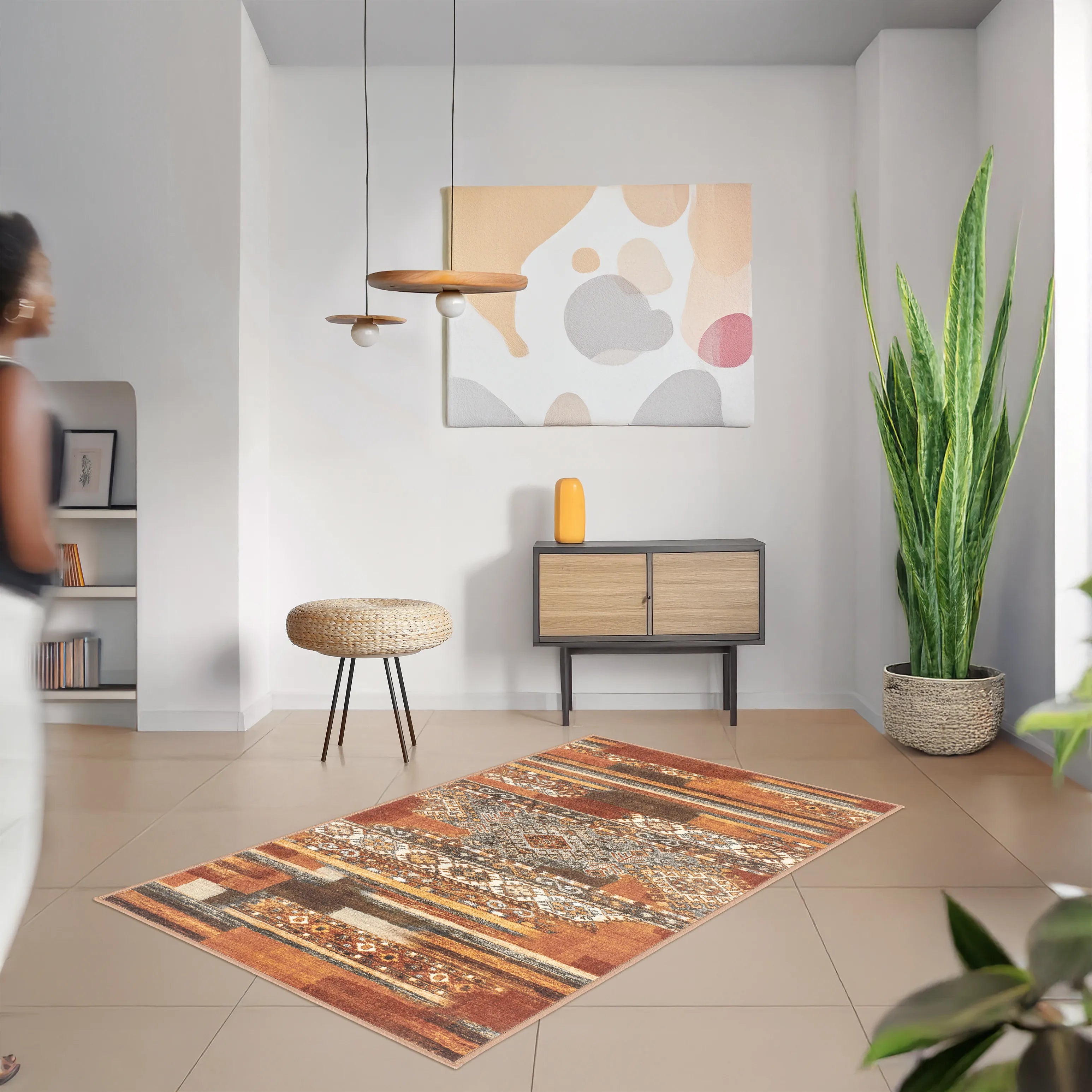 Tappeto Myfar 80x150 cm ambientato in living moderno, con colori caldi terracotta e ruggine e dettagli etnici decorativi.