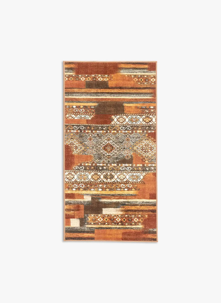 Tappeto Myfar 80x150 cm visto dall’alto, con motivi etnici e blocchi di colore nei toni terracotta, ruggine, senape e crema.