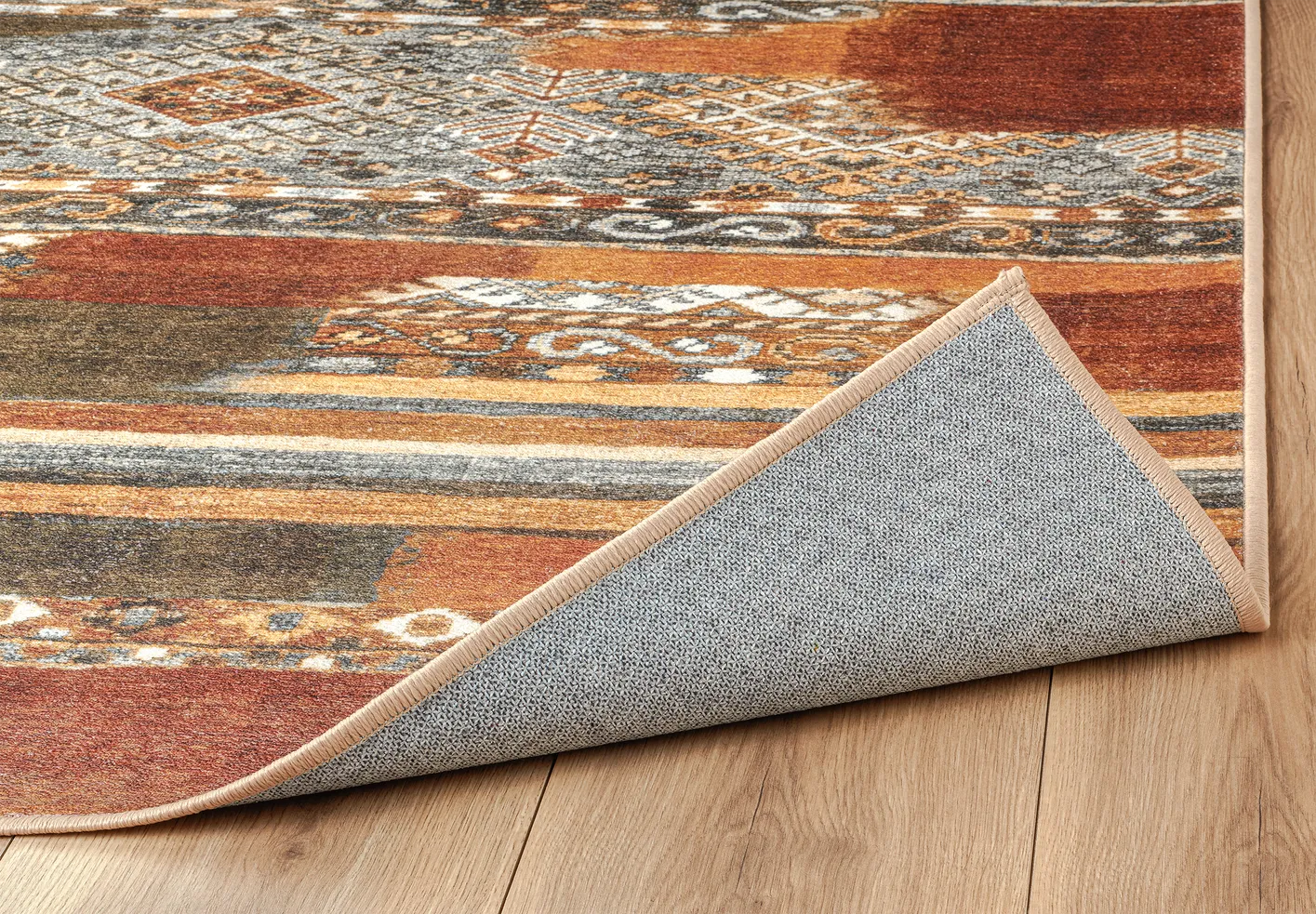 Dettaglio angolo del tappeto Myfar con bordo rifinito e base antiscivolo.