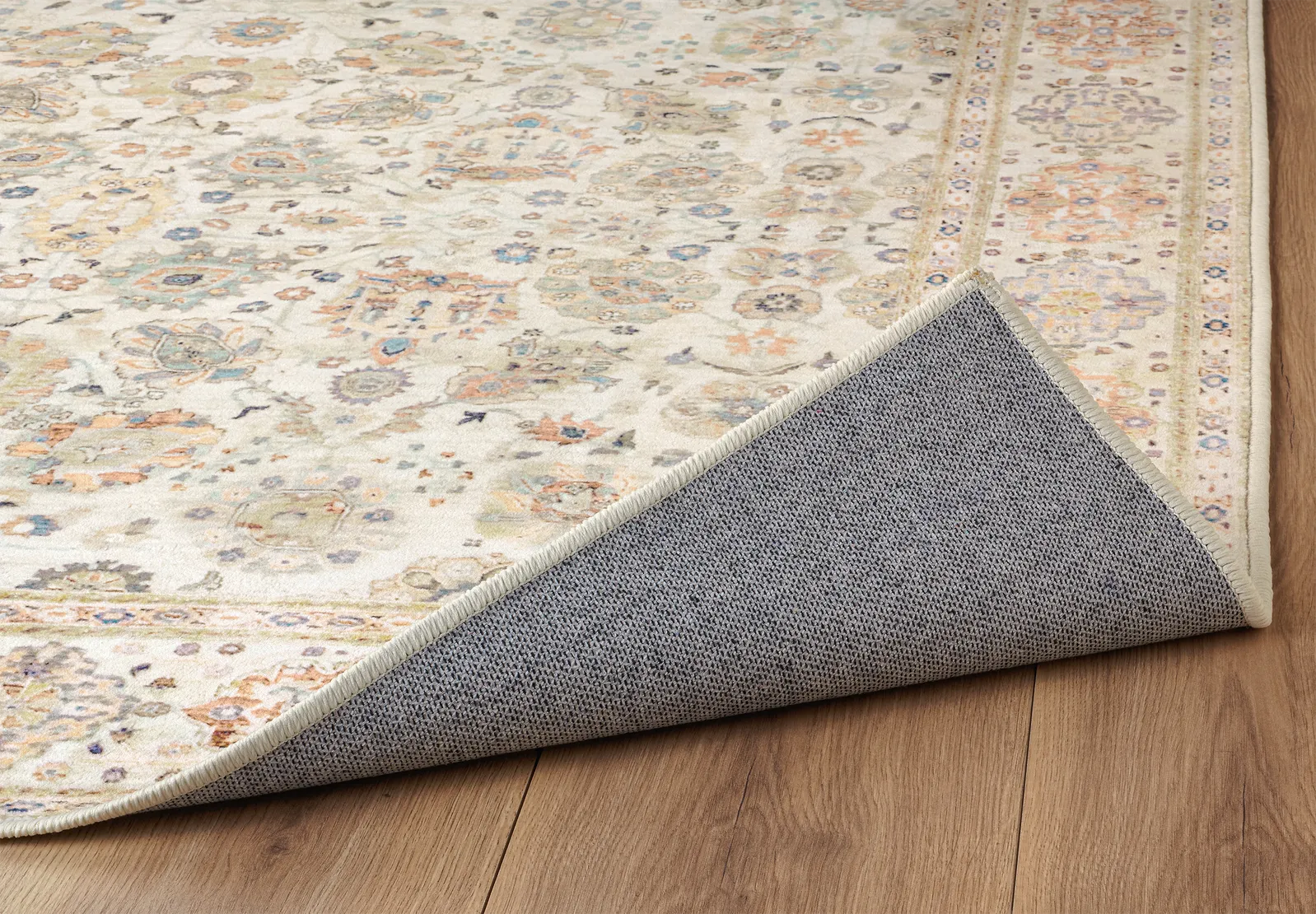 Angolo del tappeto Jane con bordo decorato e retro antiscivolo.