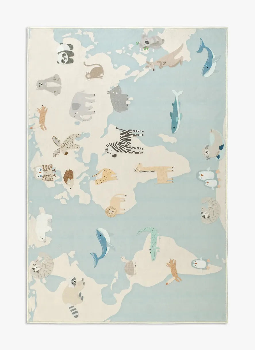 Tappeto Zoonia 120×180 cm in microfibra con mappa del mondo, continenti chiari su mare azzurro e animali illustrati in ogni area, visto dall’alto.