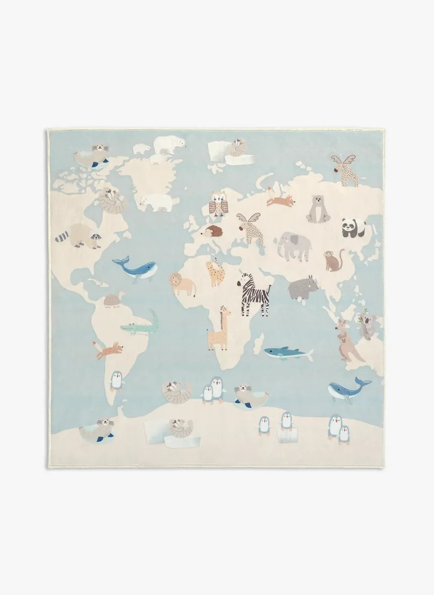 Tappeto gioco Zoonia 120×120 cm in pelo corto di microfibra, formato quadrato con porzione di mappa del mondo, oceani azzurri e animali disegnati, visto dall’alto.