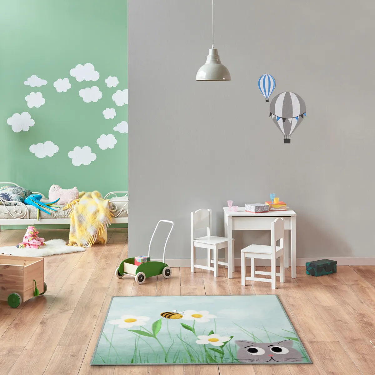Tappeto Kitty&Bee – Un gattino che spia una piccola ape che vola sopra alle margherite in una cameretta molto luminosa. Lavabile, asciugabile in asciugatrice, antimacchia e antiscivolo, perfetto per il soggiorno, salotto e Cozy corner.