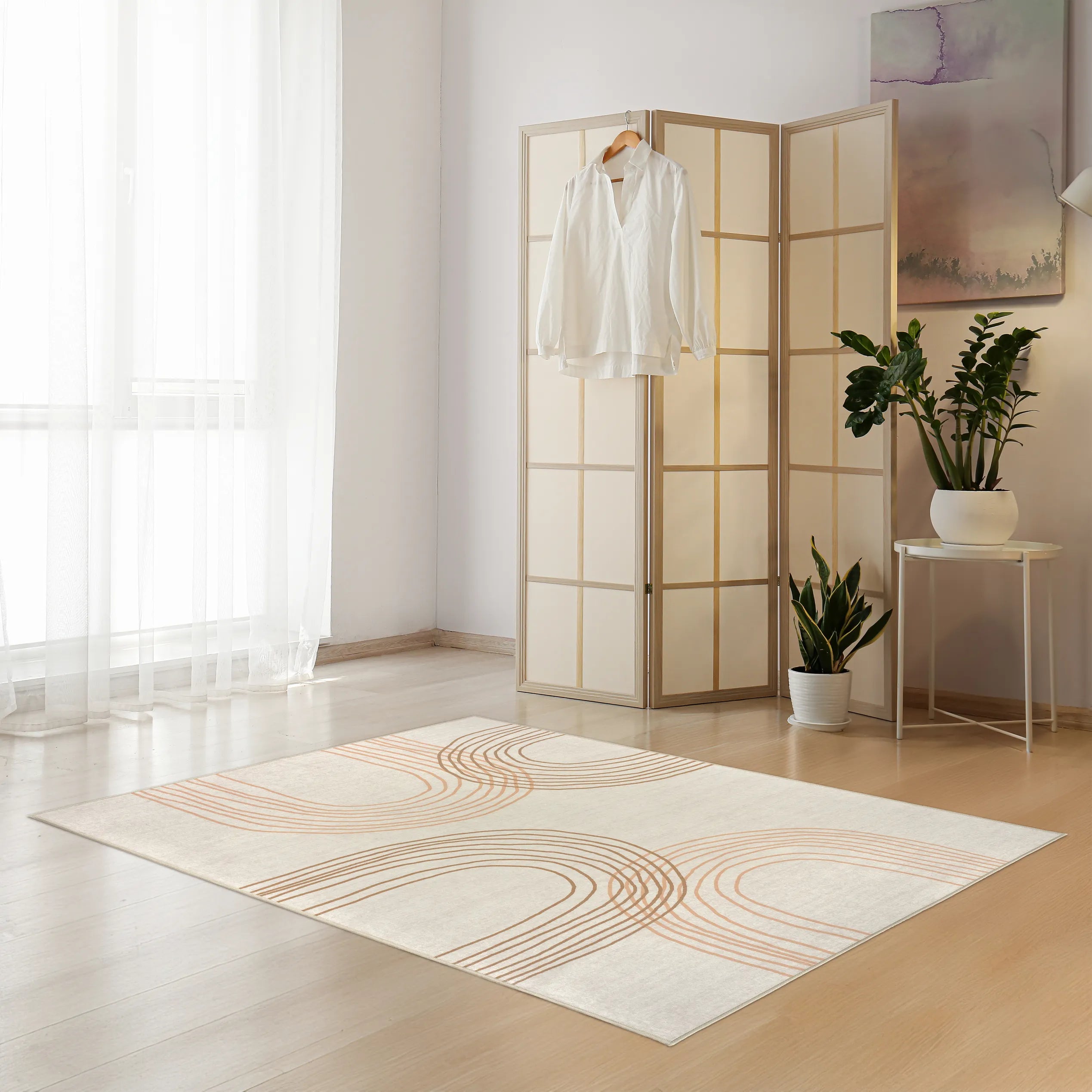 Tappeto Arch 130×190 cm in zona relax con paravento in legno e piante; lavabile in lavatrice a 40° e asciugabile in asciugatrice.