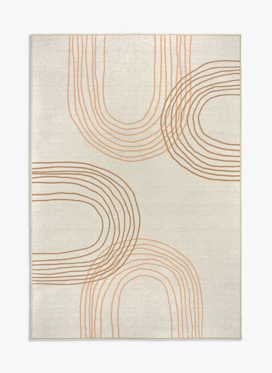 Tappeto Arch 130×190 cm ecru con motivi ad archi cognac; lavabile in lavatrice a 40° e asciugabile in asciugatrice, antimacchia, antiscivolo e impermeabile.