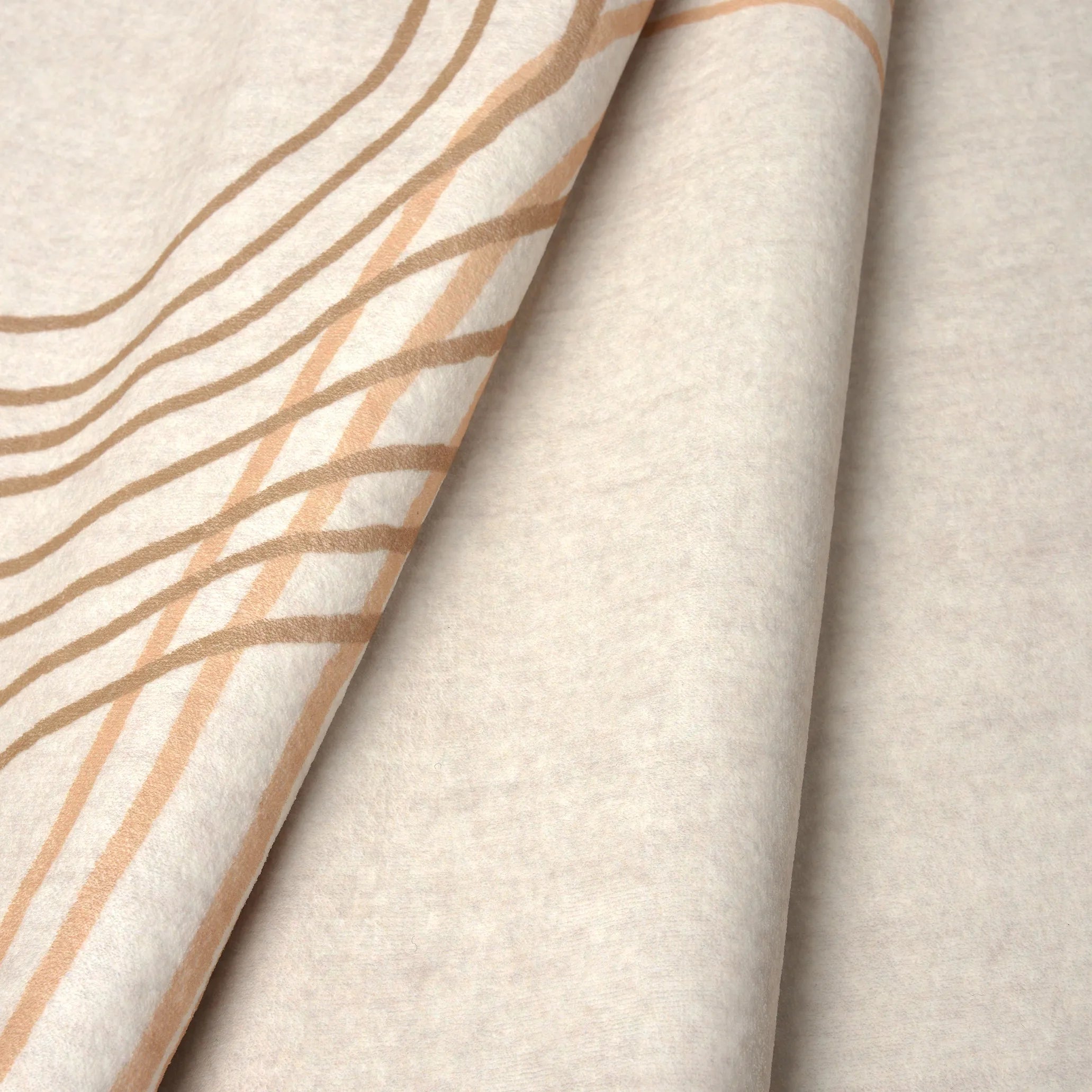 Dettaglio del tappeto Arch: velluto ecru con linee cognac; lavabile in lavatrice a 40° e asciugabile in asciugatrice.