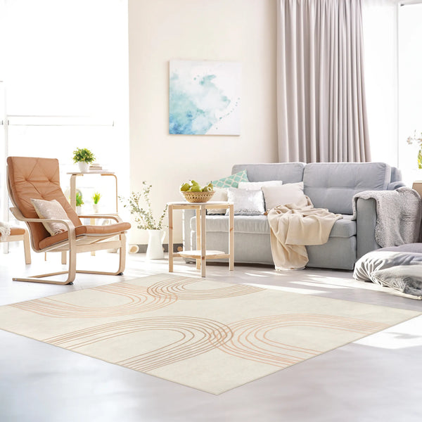 Tappeto Arch 160×230 cm in salotto chiaro con divano grigio e luce naturale; lavabile in lavatrice a 40° e asciugabile in asciugatrice.