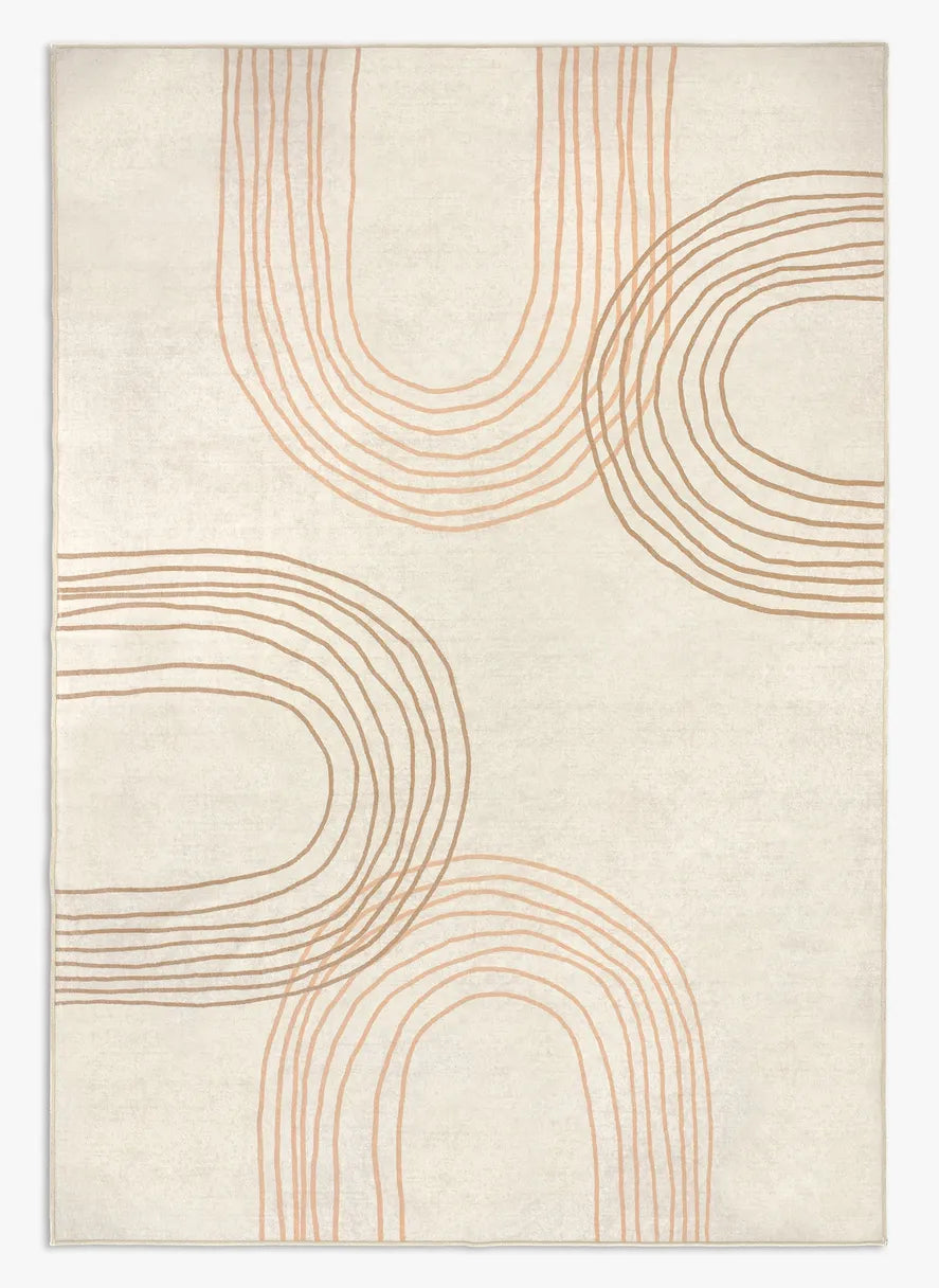 Tappeto Arch 160×230 cm ecru con linee cognac; lavabile in lavatrice a 40° e asciugabile in asciugatrice, antimacchia, antiscivolo e impermeabile.
