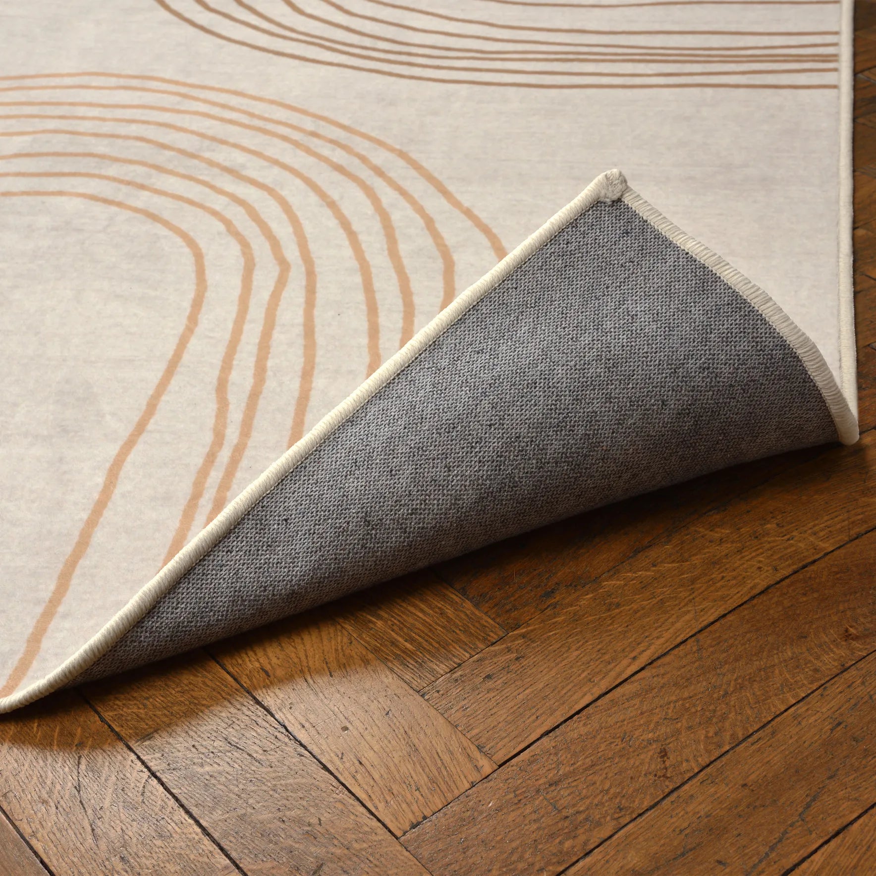 Angolo del tappeto Arch sollevato con base antiscivolo e impermeabile; superficie lavabile in lavatrice a 40° e asciugabile in asciugatrice.