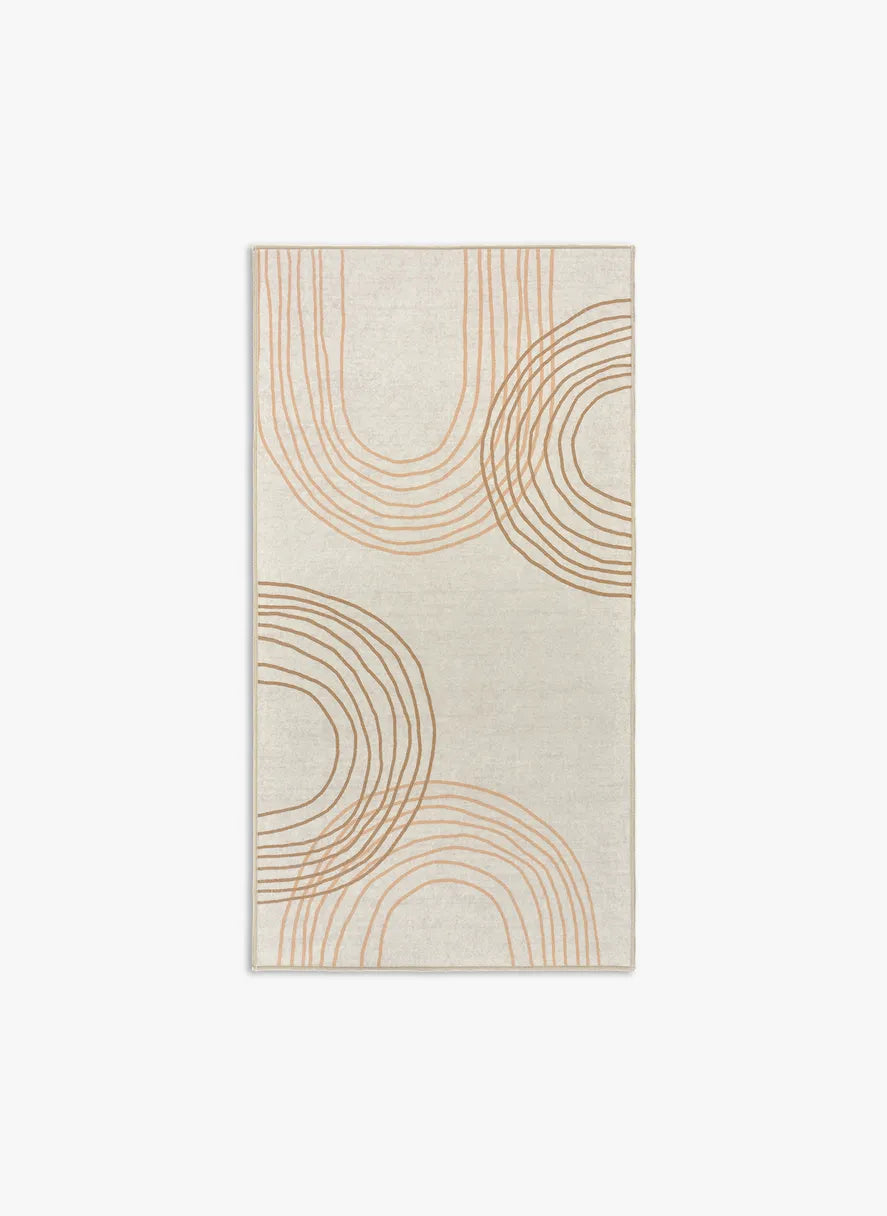 Tappeto Arch 80×150 cm ecru/cognac; lavabile in lavatrice a 40° e asciugabile in asciugatrice, antimacchia, antiscivolo e impermeabile.