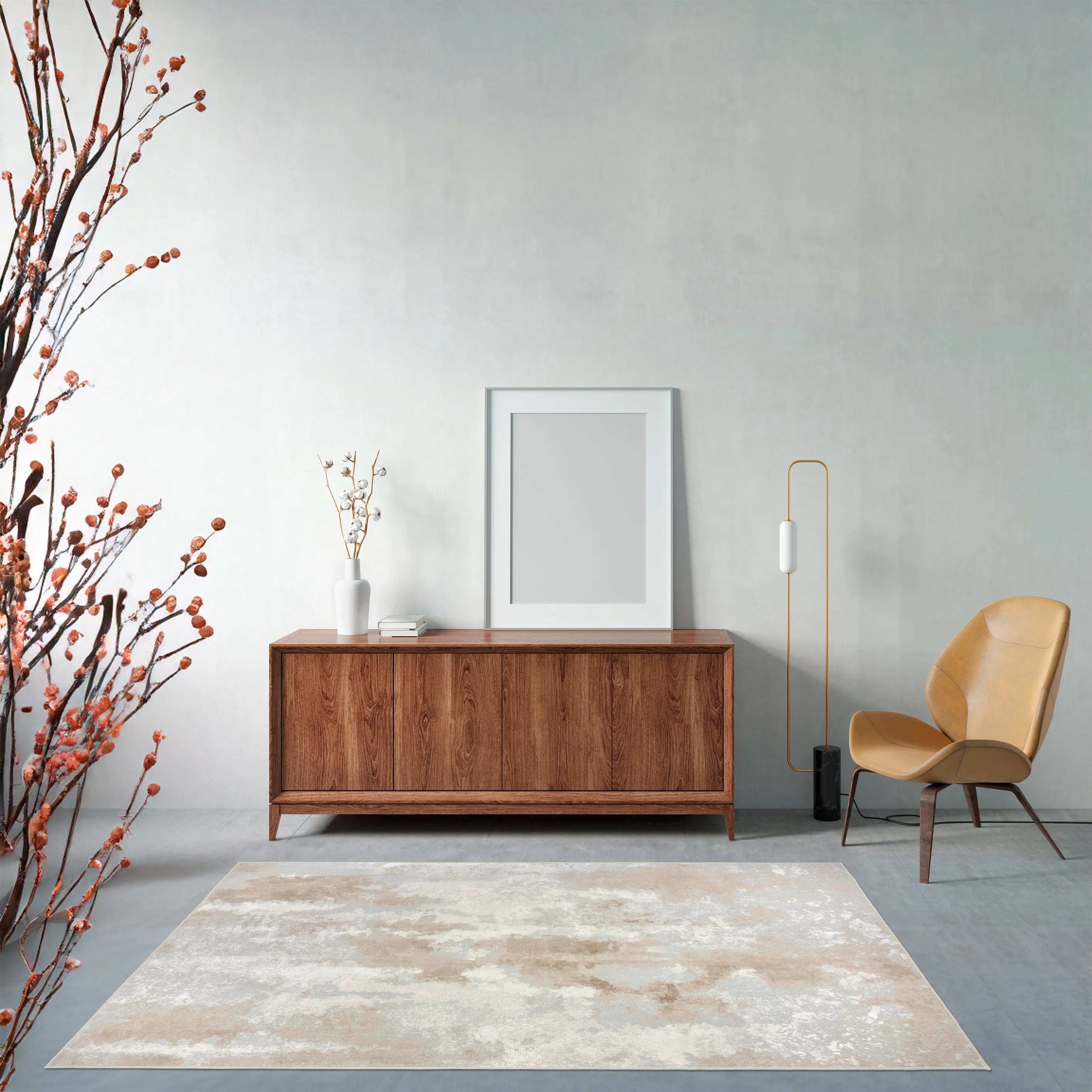 Tappeto Argon 160×230 cm astratto davanti a madia in legno e poltrona color cuoio; lavabile in lavatrice e asciugabile in asciugatrice.