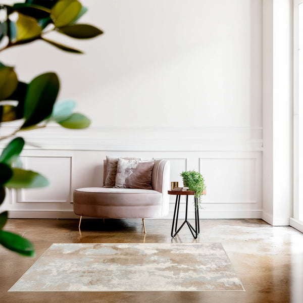 Tappeto Argon 80×150 cm con pattern marmorizzato davanti a chaise lounge rosa e tavolino; lavabile in lavatrice e asciugabile in asciugatrice.