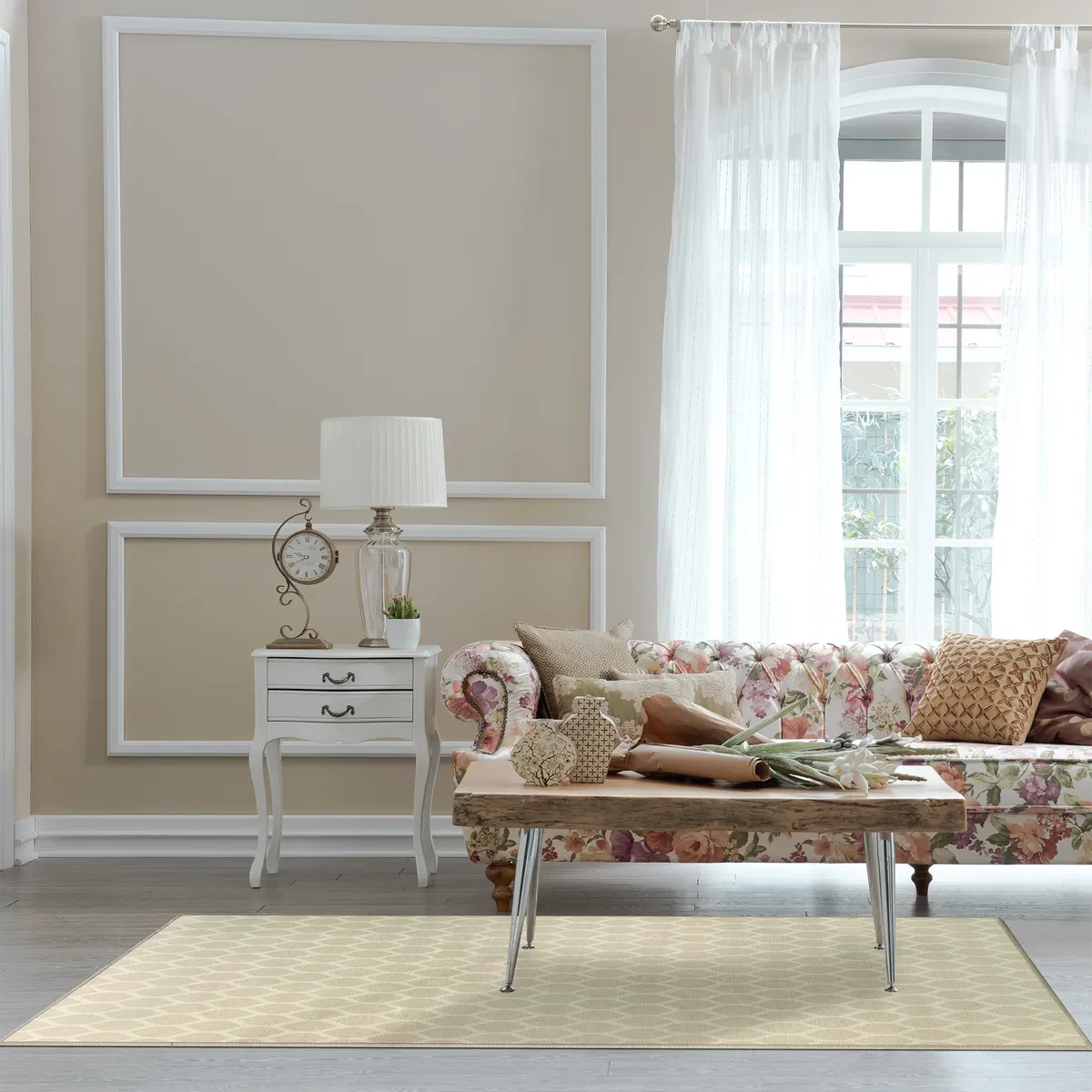 Salotto con divano floreale, tavolino in legno e tappeto Lindorug Anis 170x240cm