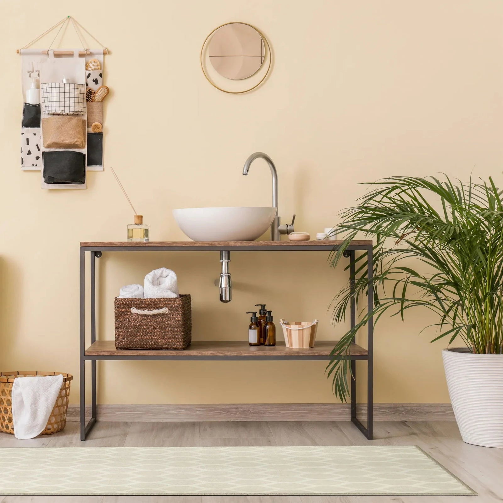 Lavabo su mobile in legno e metallo, piante verdi e tappeto runner Lindorug Anis 75x200cm