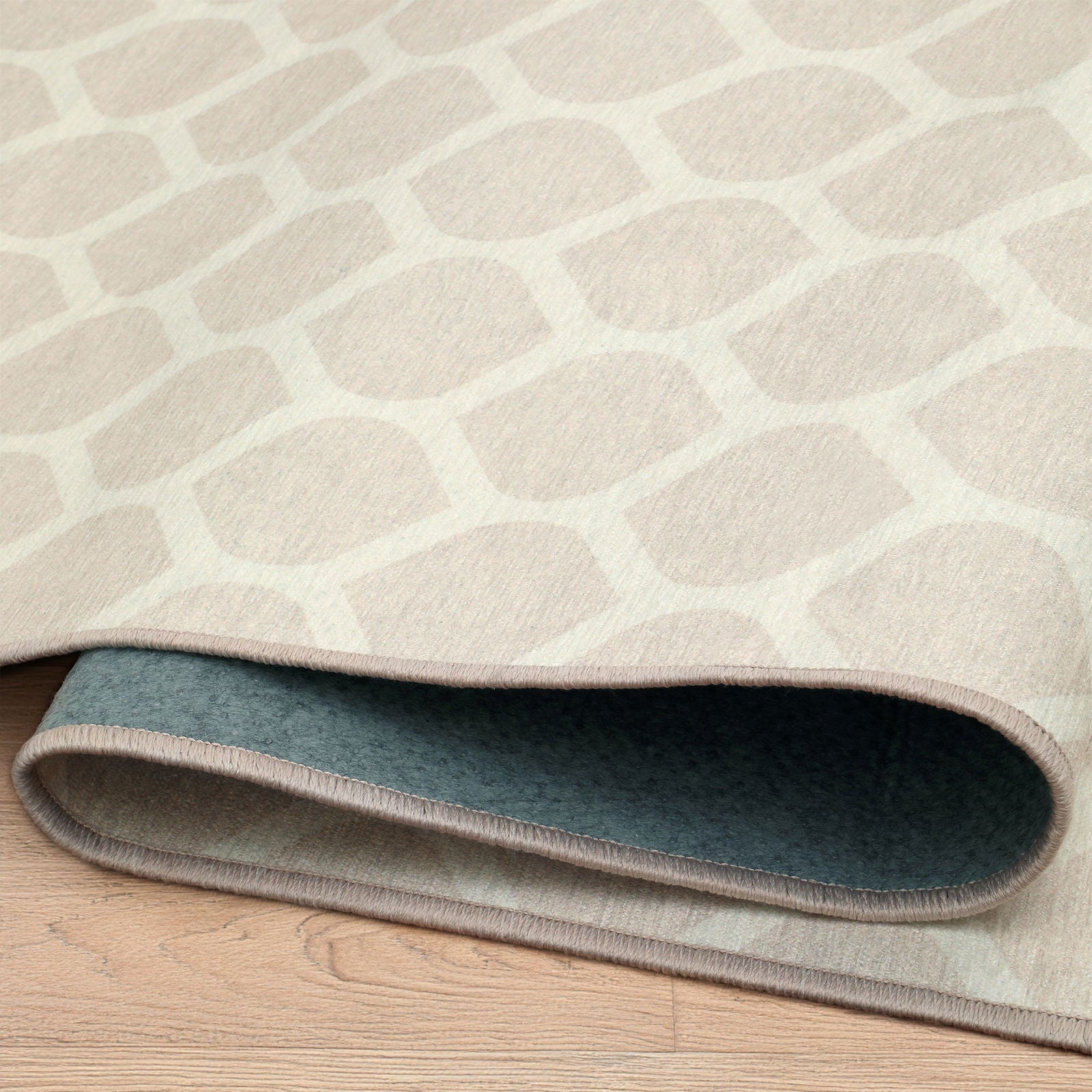 Dettaglio tappeto Lindorug Anis con motivo esagonale e retro antiscivolo