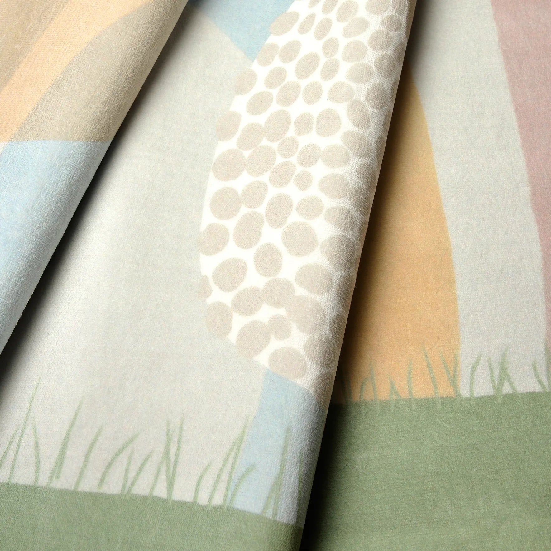 Dettaglio del tappeto Bella: velluto a pelo corto in microfibra con stampa pastello morbida al tatto; superficie lavabile a 40° e asciugabile in asciugatrice.