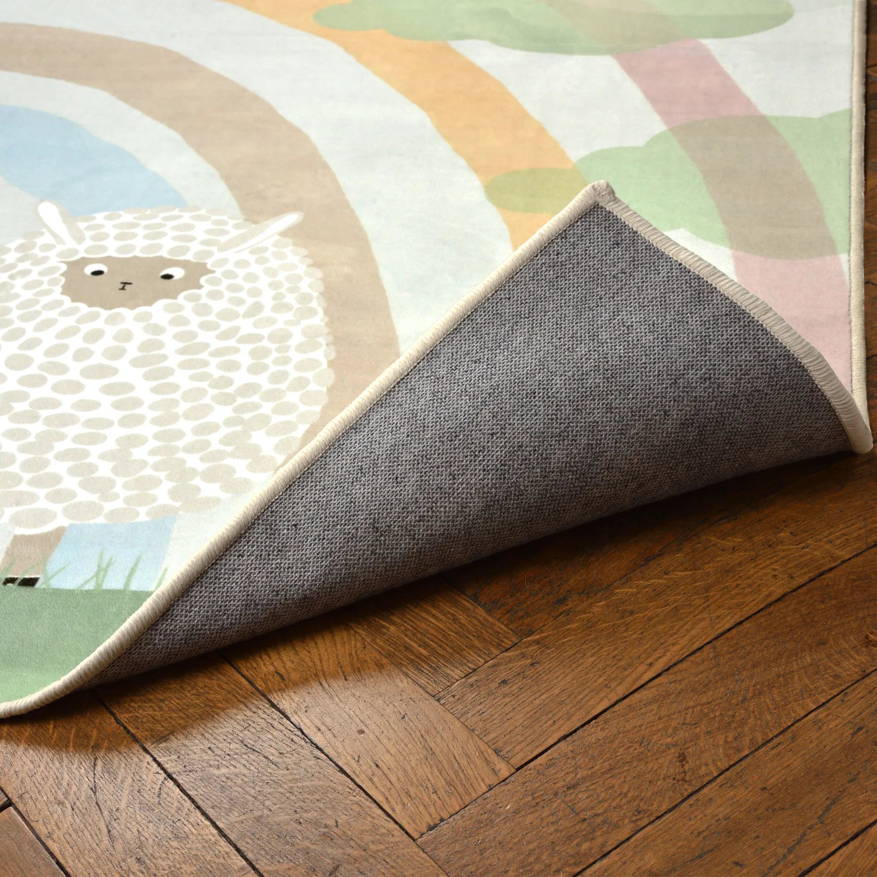 Angolo del tappeto Bella sollevato con base antiscivolo e impermeabile; superficie lavabile a 40° e asciugabile in asciugatrice.